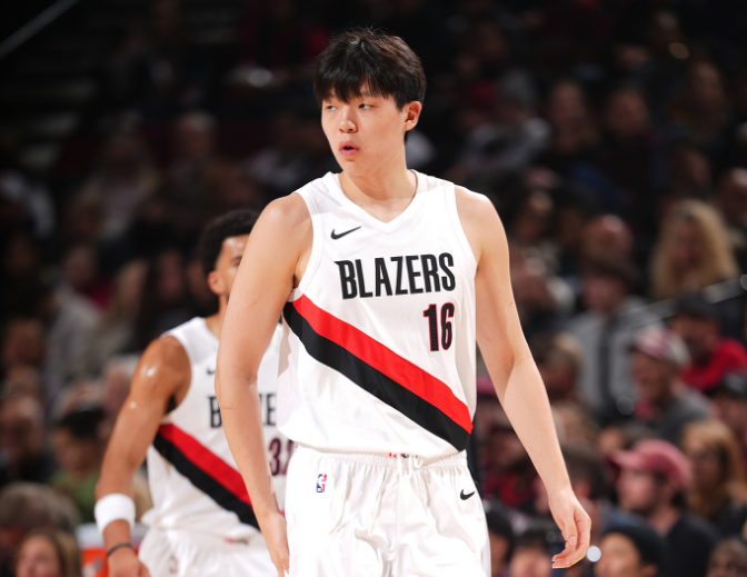 1xbet-破中国球员8年季后赛数据荒！杨瀚森37秒1篮板 两场季后赛仍0分